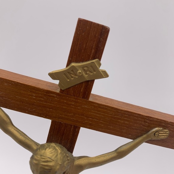 Vtg. Automatic China 9” Bronze Resin Jesus Standing Wooden Crucifix - Picture 5 of 13